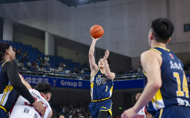 广东宏远拒绝输球！全力击败上海男篮，奎因对位张镇麟，央视直播