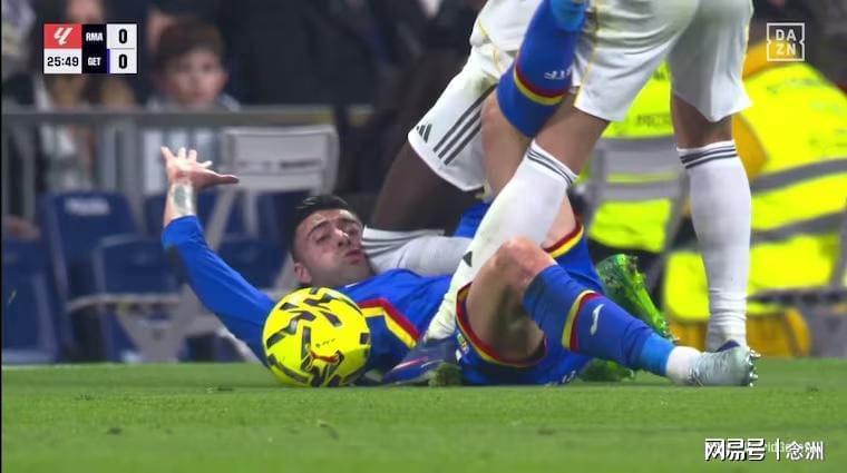 开云-皇马耻辱一战！恶汉膝盖顶对手头部逃红牌 8万人高喊：老佛爷下课